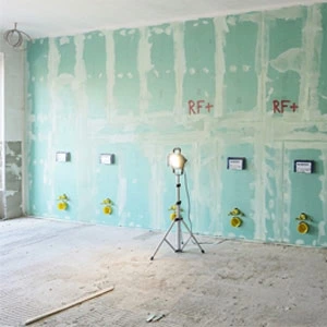 Montage eines Geberit GIS Tragsystems für schwere Sanitär-Keramik und barrierefreie Haltegriffe, ausgeführt in einem Pflegeprojekt in Ludwigsburg.