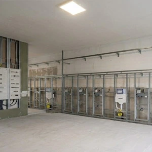 Nahaufnahme von im Geberit GIS-System vormontierten Unterputz-Armaturen und Rohrleitungen in einer Badezimmer-Vorwandinstallation im Großraum Stuttgart.