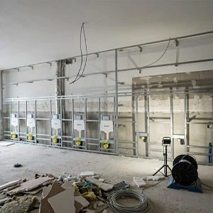 Hochwirksame GIS Schallschutz-Trennwand im Systembau für ein Gewerbeprojekt.
